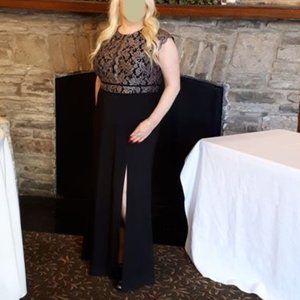 Laura Plus long dress Size 14W   Worn one time for an event